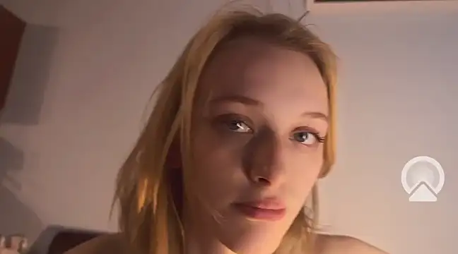 Snapshot of Evvie_Summn1 chatting on December 10, 2024, 2:05 am Evvie Summn1 online show from December 10, 2024, 2:05 am