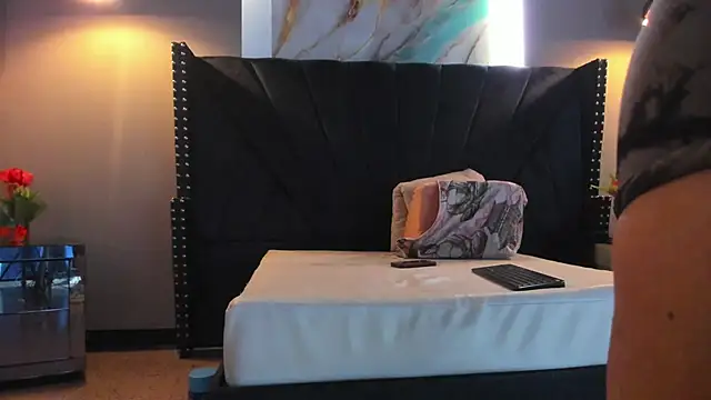 MAHIASMITH13 online show from December 15, 2025, 1:04 pm