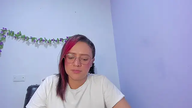 nicollee18 online show from February 8, 2025, 1:11 pm