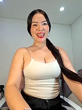 Snapshot of Anal_Luucia chatting on June 19, 2026, 1:37 pm Anal Luucia online show from June 19, 2026, 1:37 pm