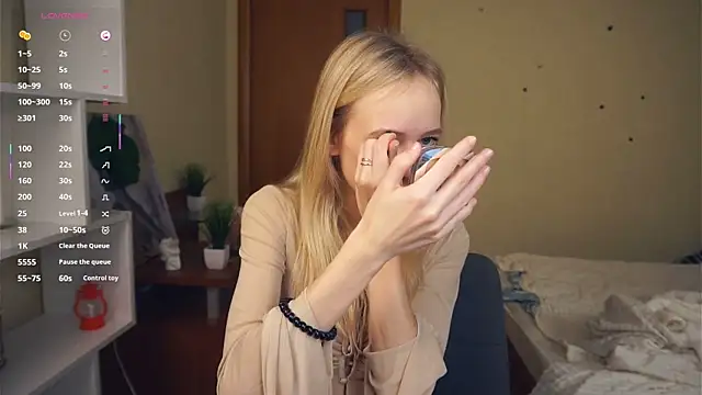 LynetBurby online show from October 23, 2025, 2:27 pm