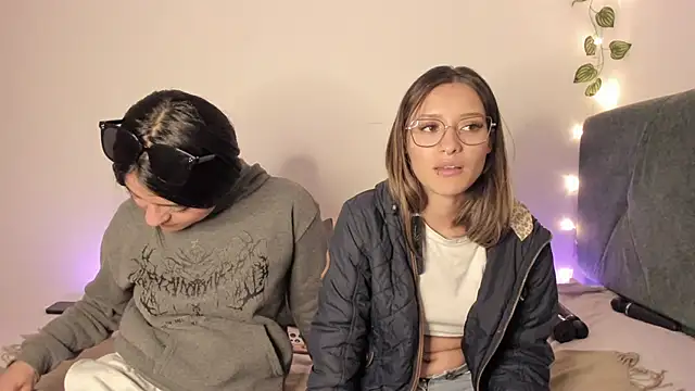 Snapshot of Gabby_and_Alice chatting on March 14, 2025, 11:43 pm Gabby and Alice online show from March 14, 2025, 11:43 pm