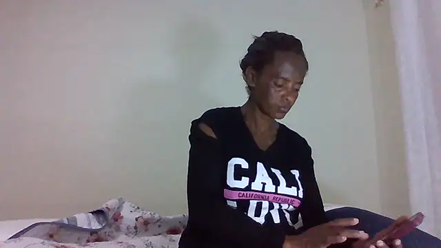 Snapshot of sweets_80 chatting on June 18, 2026, 6:12 pm sweets 80 online show from June 18, 2026, 6:12 pm