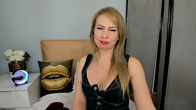 Snapshot of LatoyaRose chatting on February 1, 2025, 9:00 am LatoyaRose online show from February 1, 2025, 9:00 am