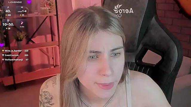 EllieCutes online show from December 16, 2024, 3:32 pm
