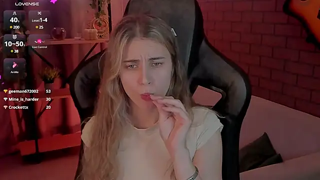EllieCutes online show from December 22, 2024, 3:33 pm