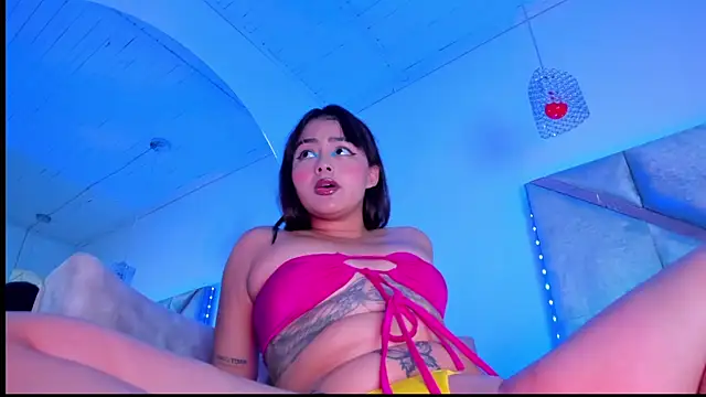 KimVelezz online show from January 12, 2025, 7:10 pm