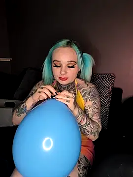 Alissabluesc online show from April 24, 2026, 8:11 pm