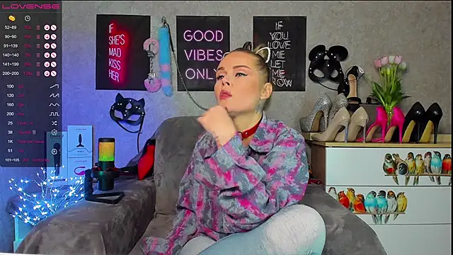 HannaKorsak online show from December 18, 2024, 6:57 pm