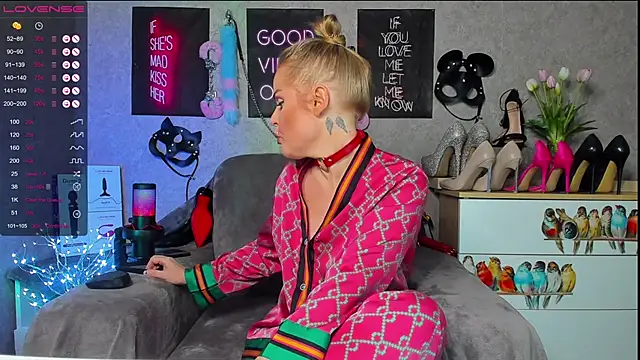 HannaKorsak online show from February 5, 2025, 6:04 pm
