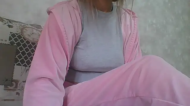 Snapshot of Emma_99 chatting on October 10, 2025, 8:57 am Emma 99 online show from October 10, 2025, 8:57 am