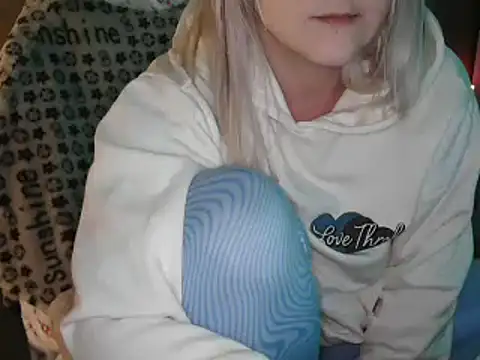 Snapshot of LaRa_forU chatting on December 5, 2024, 10:12 pm LaRa forU online show from December 5, 2024, 10:12 pm