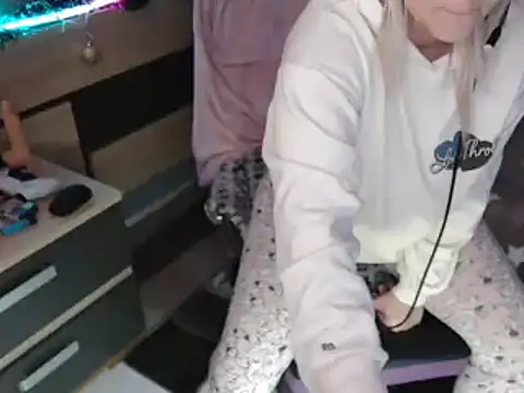 Snapshot of LaRa_forU chatting on January 5, 2025, 3:55 pm LaRa forU online show from January 5, 2025, 3:55 pm