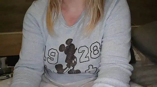 Snapshot of LaRa_forU chatting on March 2, 2025, 10:38 pm LaRa forU online show from March 2, 2025, 10:38 pm