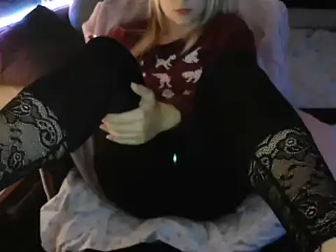 Snapshot of LaRa_forU chatting on March 8, 2025, 10:24 pm LaRa forU online show from March 8, 2025, 10:24 pm