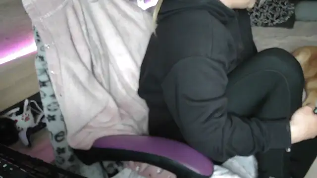 Snapshot of LaRa_forU chatting on March 17, 2025, 4:43 pm LaRa forU online show from March 17, 2025, 4:43 pm