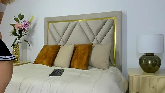 Snapshot of emily_queen2 chatting on February 5, 2025, 6:37 pm emily queen2 online show from February 5, 2025, 6:37 pm