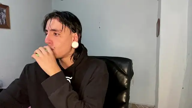 Matthew Dixonn online show from February 17, 2025, 11:09 pm