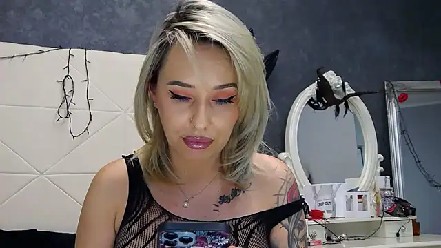 IssaSmith online show from November 28, 2025, 9:12 am