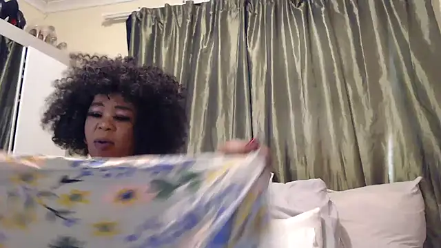 Snapshot of Foxybrownxx1 chatting on September 29, 2025, 8:52 am Foxybrownxx1 online show from September 29, 2025, 8:52 am