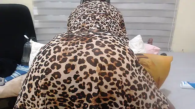 Foxybrownxx1 online show from July 19, 2026, 8:23 pm