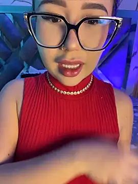 LylaLee111 online show from May 4, 2026, 1:51 pm