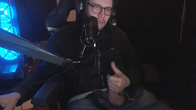 Snapshot of chicostick413 chatting on November 7, 2025, 3:39 am chicostick413 online show from November 7, 2025, 3:39 am