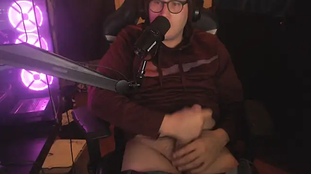 Snapshot of chicostick413 chatting on November 14, 2025, 3:38 am chicostick413 online show from November 14, 2025, 3:38 am