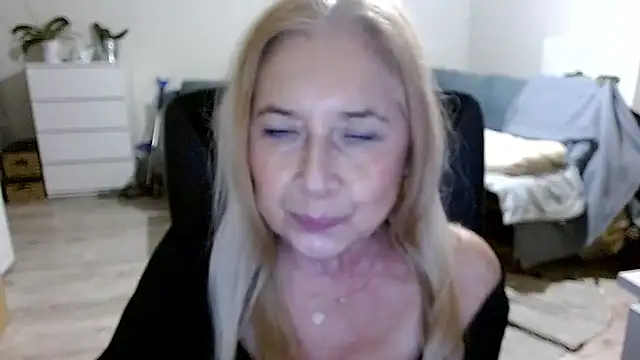sofia xkiss online show from December 4, 2024, 5:55 pm