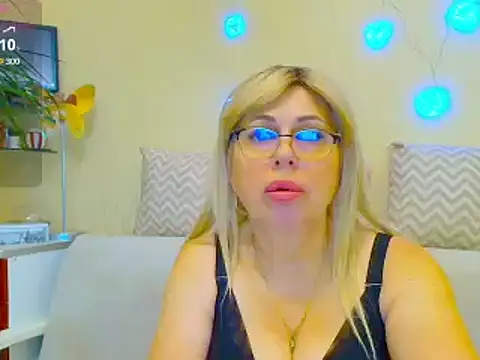 SusieNoreen online show from February 19, 2025, 4:12 am