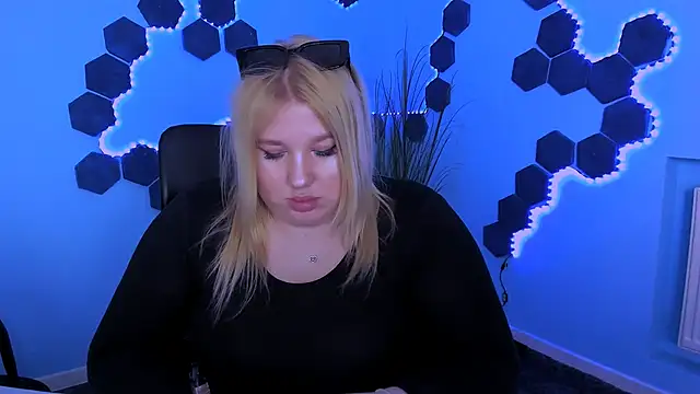 Snapshot of juli_kisss chatting on April 24, 2026, 1:46 pm juli kisss online show from April 24, 2026, 1:46 pm