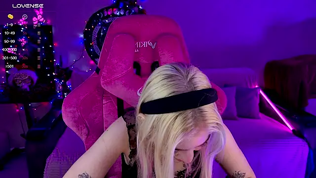 Shawty Blonde online show from December 18, 2024, 4:39 pm