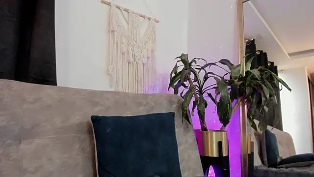 aaroncolombia online show from April 21, 2026, 10:56 pm