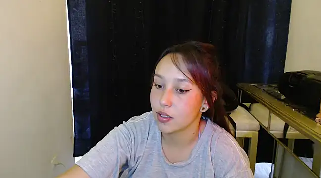 Skarlet Adams28 online show from January 16, 2025, 6:48 pm