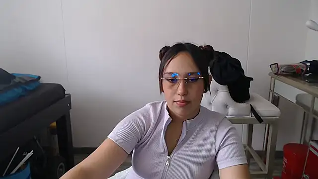 Skarlet Adams28 online show from February 6, 2025, 6:02 pm