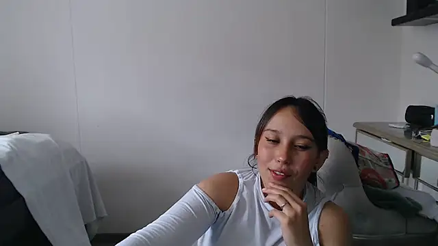 Skarlet Adams28 online show from February 12, 2025, 7:35 pm