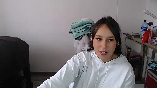 Skarlet Adams28 online show from February 17, 2025, 7:53 pm