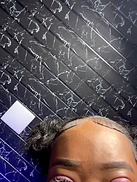 Snapshot of Thyana_LS chatting on November 1, 2025, 1:24 pm Thyana LS online show from November 1, 2025, 1:24 pm