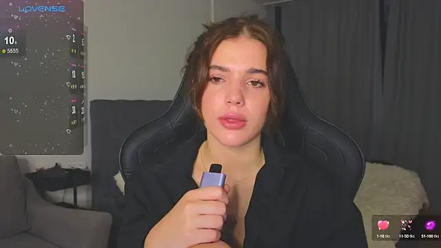 adrianawow1 online show from October 8, 2025, 9:12 pm