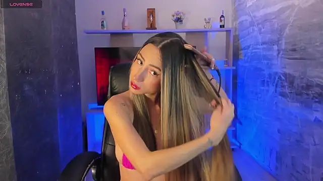 juliasprousse  online show from February 5, 2025, 1:00 pm