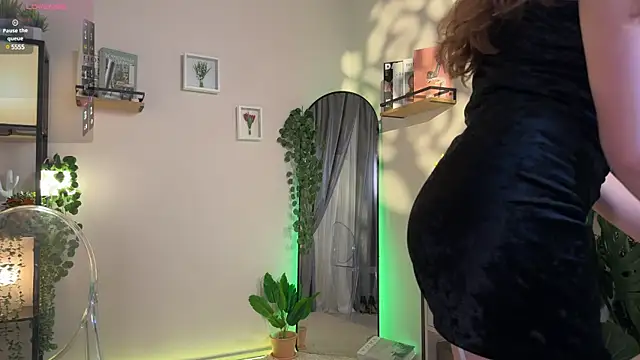 Julie Rhodes online show from December 9, 2024, 7:07 pm