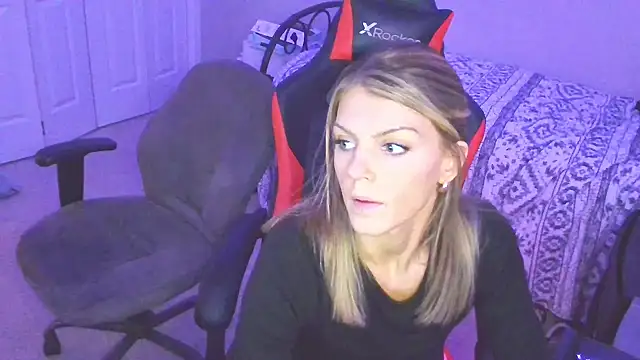 Snapshot of XMeF10 chatting on February 3, 2025, 6:45 am XMeF10 online show from February 3, 2025, 6:45 am