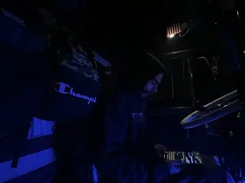 Snapshot of XMeF10 chatting on November 5, 2025, 9:42 am XMeF10 online show from November 5, 2025, 9:42 am