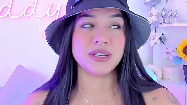 Snapshot of MaddyParisi chatting on January 19, 2025, 5:48 am MaddyParisi online show from January 19, 2025, 5:48 am