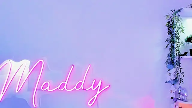 Snapshot of MaddyParisi chatting on February 8, 2025, 5:08 am MaddyParisi online show from February 8, 2025, 5:08 am