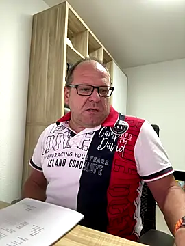 Snapshot of coupleLatinaLovers chatting on September 25, 2025, 5:44 am coupleLatinaLovers online show from September 25, 2025, 5:44 am