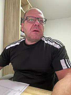 Snapshot of coupleLatinaLovers chatting on October 1, 2025, 4:51 am coupleLatinaLovers online show from October 1, 2025, 4:51 am