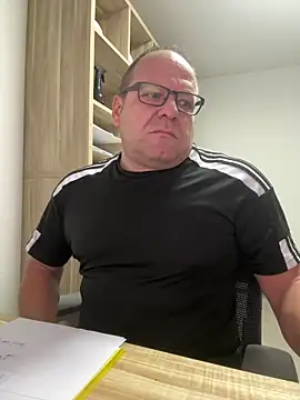 Snapshot of coupleLatinaLovers chatting on October 9, 2025, 4:54 am coupleLatinaLovers online show from October 9, 2025, 4:54 am