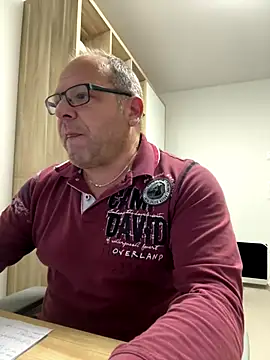 Snapshot of coupleLatinaLovers chatting on October 15, 2025, 4:45 am coupleLatinaLovers online show from October 15, 2025, 4:45 am