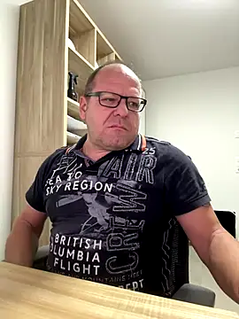 Snapshot of coupleLatinaLovers chatting on October 20, 2025, 5:30 am coupleLatinaLovers online show from October 20, 2025, 5:30 am